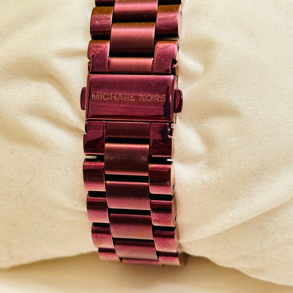Michael Kors Purple Bradshaw Watch - Picture 7 of 9